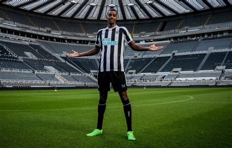 how much did newcastle pay for alexander isak